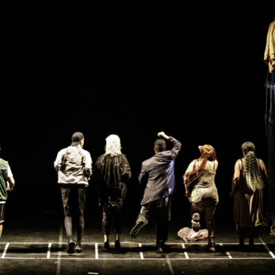 “Elã”Peça em cartaz no Sesc Pompéia de 26/09/25 até 12/10/25.Cia. Mungunzá de TeatroDireção geral: Isabel TeixeiraElencoSandra ModestoMarcos FelipeLucas BêdaVerônica GentilinVirgínia IglesiasLéo AkioPedro das OliveirasDilma CorreaFoto: Roberto Setton / Divulgação