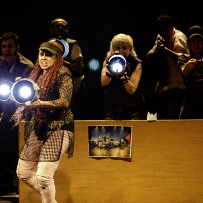 “Elã”Peça em cartaz no Sesc Pompéia de 26/09/25 até 12/10/25.Cia. Mungunzá de TeatroDireção geral: Isabel TeixeiraElencoSandra ModestoMarcos FelipeLucas BêdaVerônica GentilinVirgínia IglesiasLéo AkioPedro das OliveirasDilma CorreaFoto: Roberto Setton / Divulgação